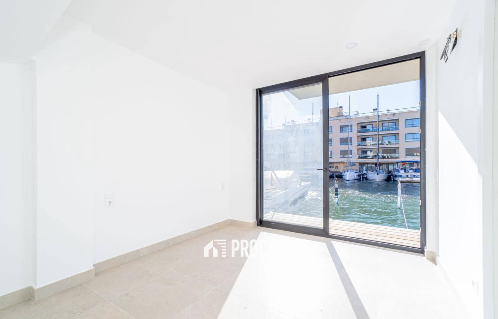 4 chambre Villa/Maison à vendre à Empuriabrava avec garage - 670 000 € (Ref: 9354049)