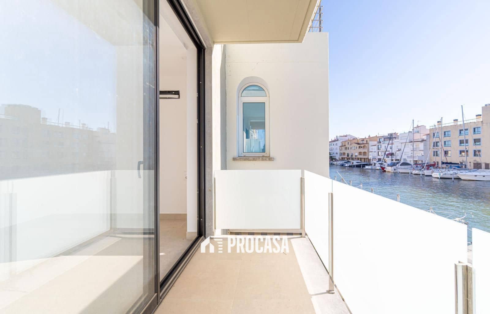 4 chambre Villa/Maison à vendre à Empuriabrava avec garage - 670 000 € (Ref: 9354049)