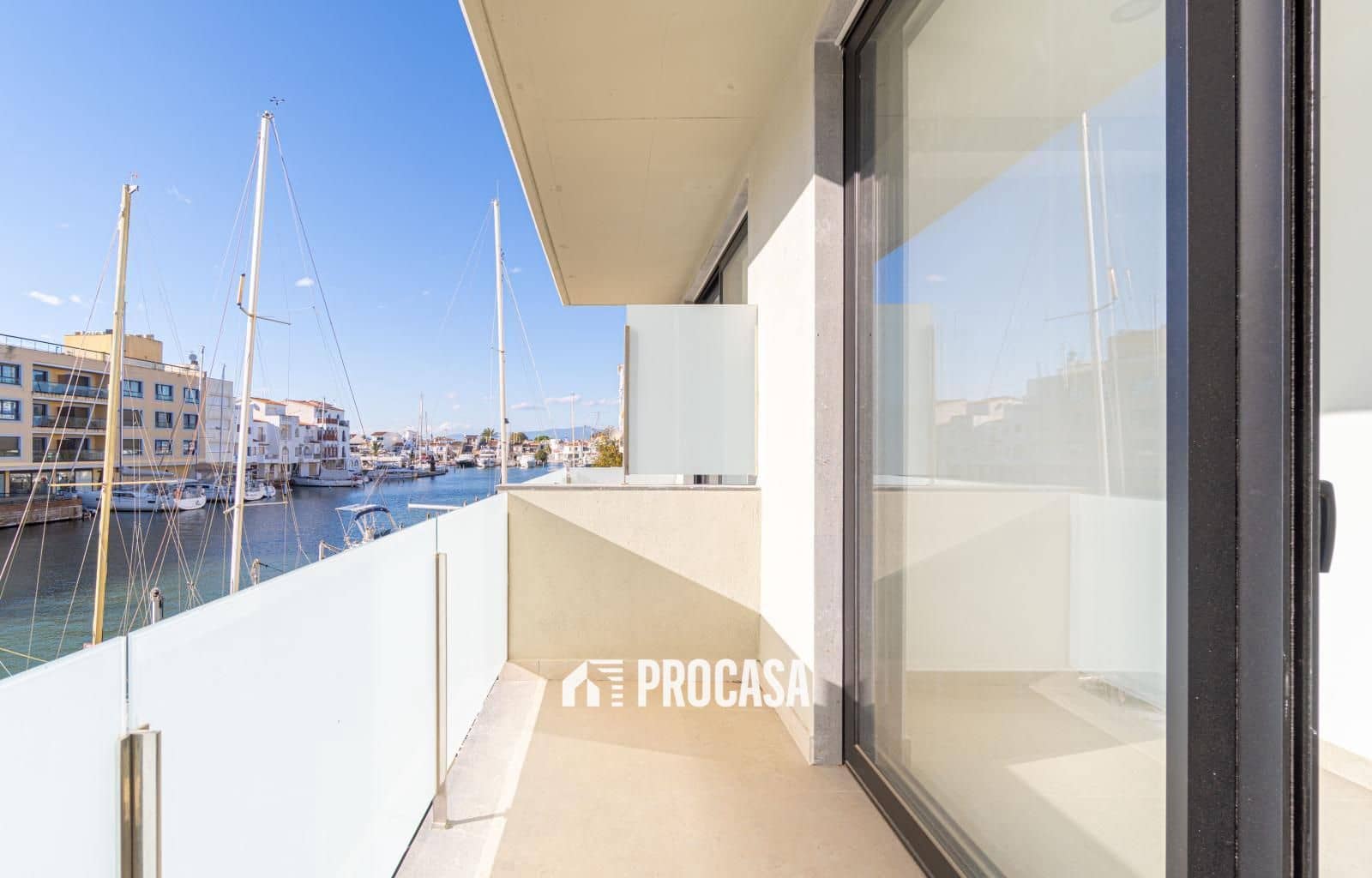 4 chambre Villa/Maison à vendre à Empuriabrava avec garage - 670 000 € (Ref: 9354049)