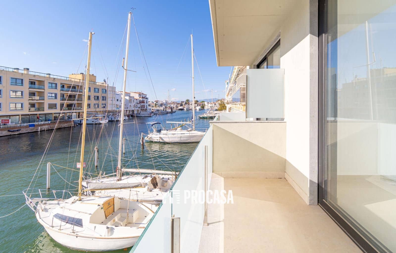 4 chambre Villa/Maison à vendre à Empuriabrava avec garage - 670 000 € (Ref: 9354049)