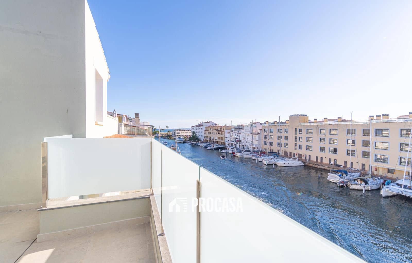 4 chambre Villa/Maison à vendre à Empuriabrava avec garage - 670 000 € (Ref: 9354049)