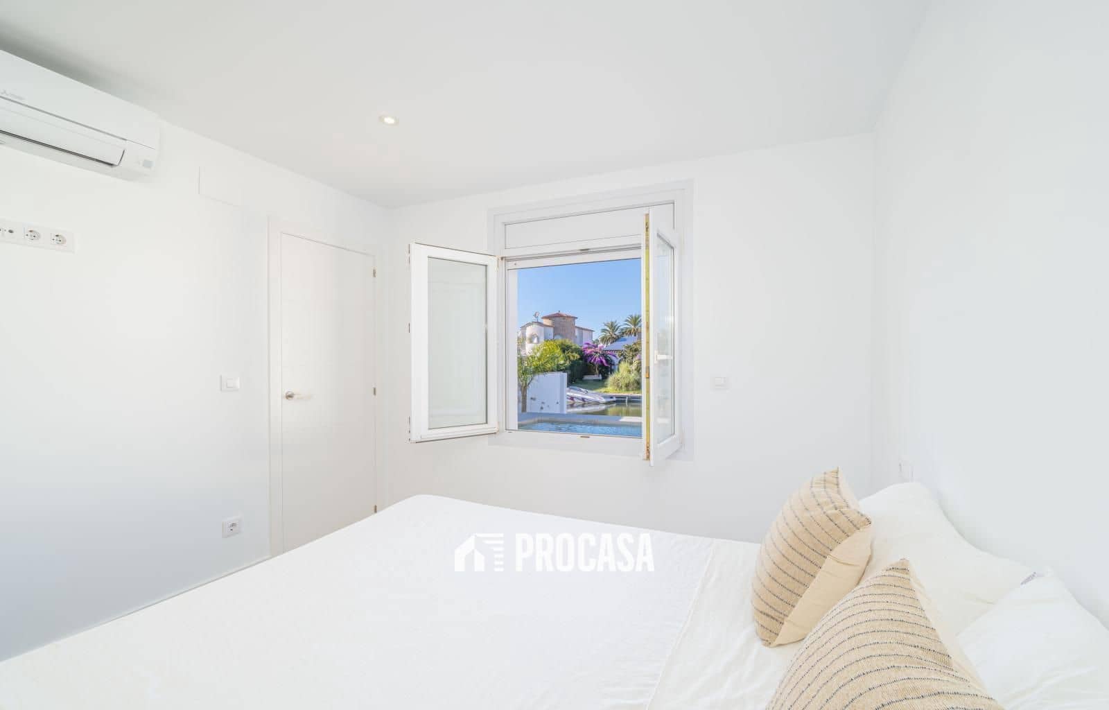 3 chambre Villa/Maison à vendre à Empuriabrava avec piscine garage - 1 050 000 € (Ref: 9369031)