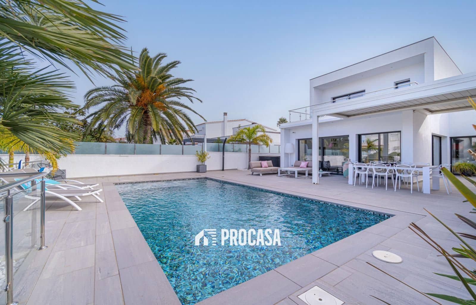 5 bedroom Villa for sale in Empuriabrava with pool garage - € 1,259,000 (Ref: 9412287)