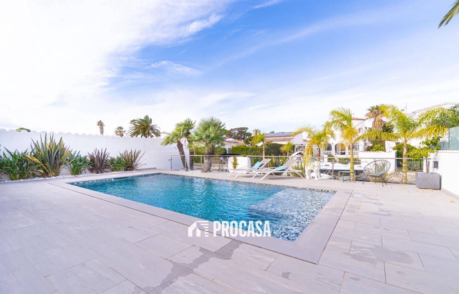5 bedroom Villa for sale in Empuriabrava with pool garage - € 1,259,000 (Ref: 9412287)