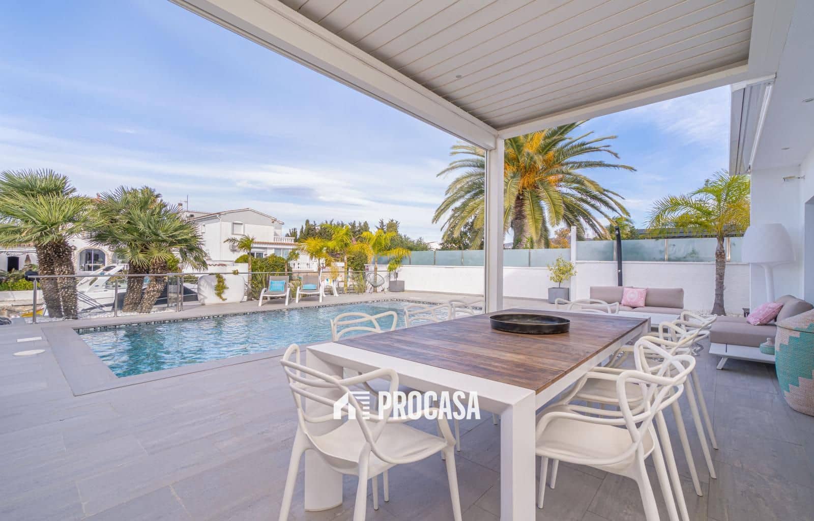 5 bedroom Villa for sale in Empuriabrava with pool garage - € 1,259,000 (Ref: 9412287)