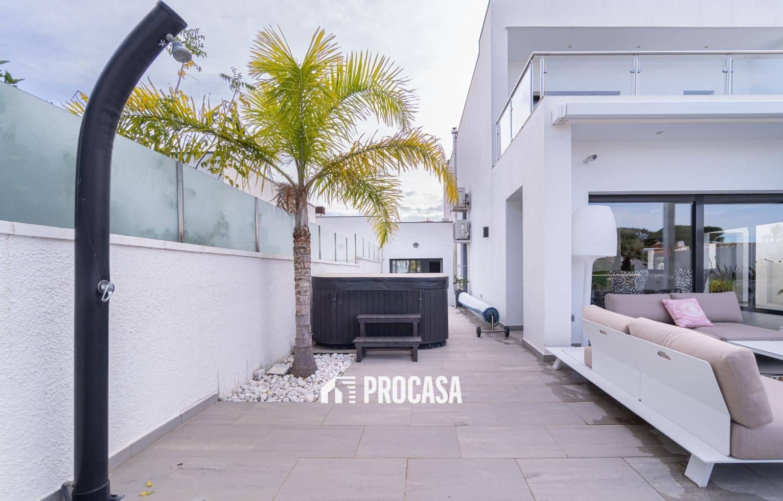 5 bedroom Villa for sale in Empuriabrava with pool garage - € 1,259,000 (Ref: 9412287)