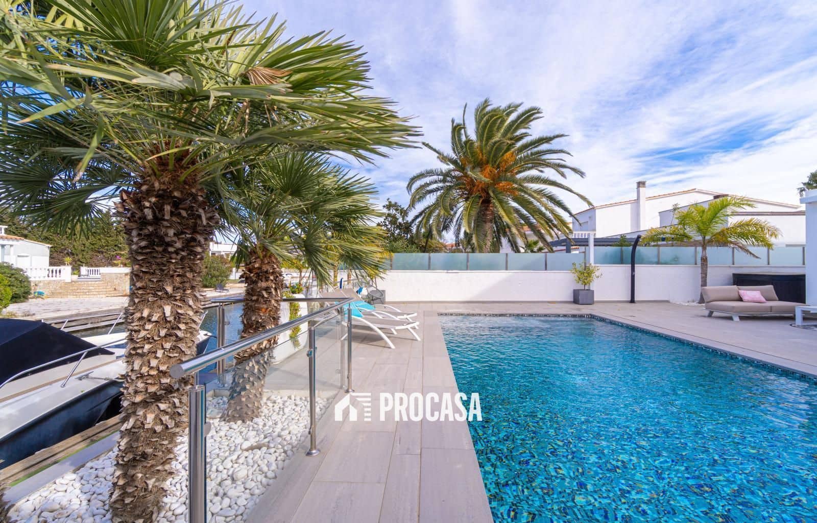 5 bedroom Villa for sale in Empuriabrava with pool garage - € 1,259,000 (Ref: 9412287)