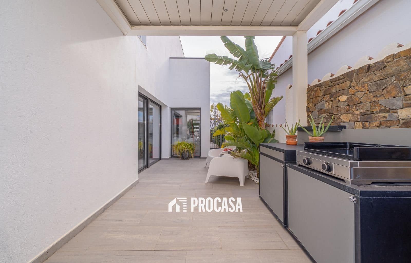 5 bedroom Villa for sale in Empuriabrava with pool garage - € 1,259,000 (Ref: 9412287)