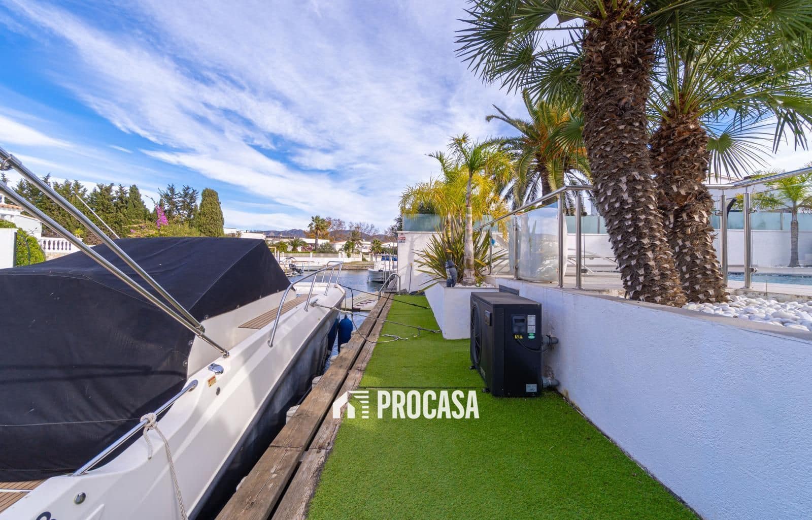 5 bedroom Villa for sale in Empuriabrava with pool garage - € 1,259,000 (Ref: 9412287)