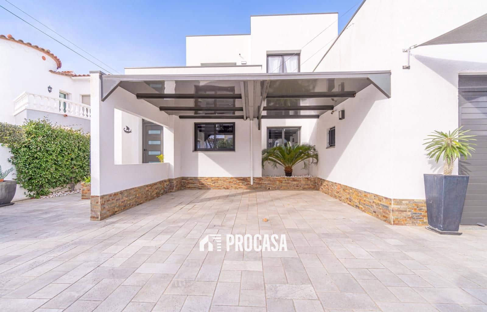 5 bedroom Villa for sale in Empuriabrava with pool garage - € 1,259,000 (Ref: 9412287)