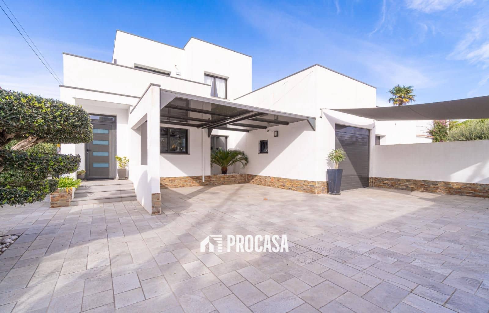 5 bedroom Villa for sale in Empuriabrava with pool garage - € 1,259,000 (Ref: 9412287)