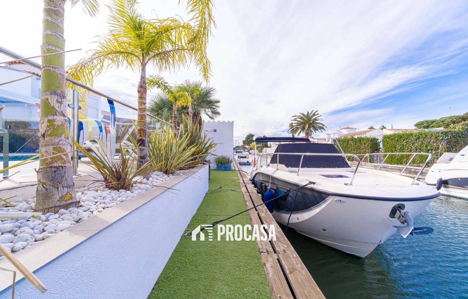 5 bedroom Villa for sale in Empuriabrava with pool garage - € 1,259,000 (Ref: 9412287)