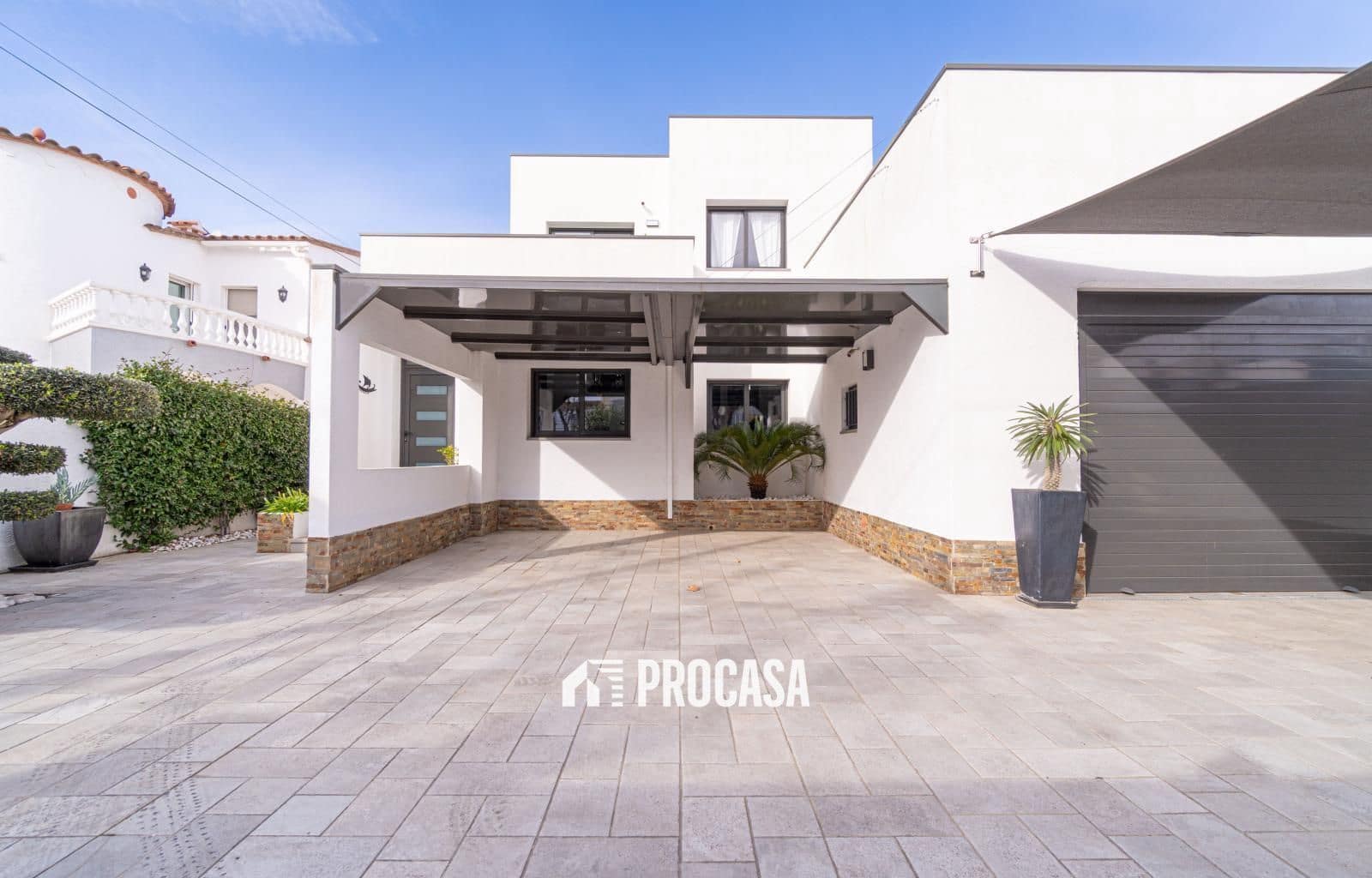 5 bedroom Villa for sale in Empuriabrava with pool garage - € 1,259,000 (Ref: 9412287)
