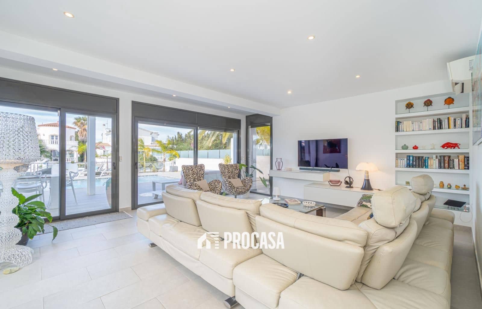 5 bedroom Villa for sale in Empuriabrava with pool garage - € 1,259,000 (Ref: 9412287)