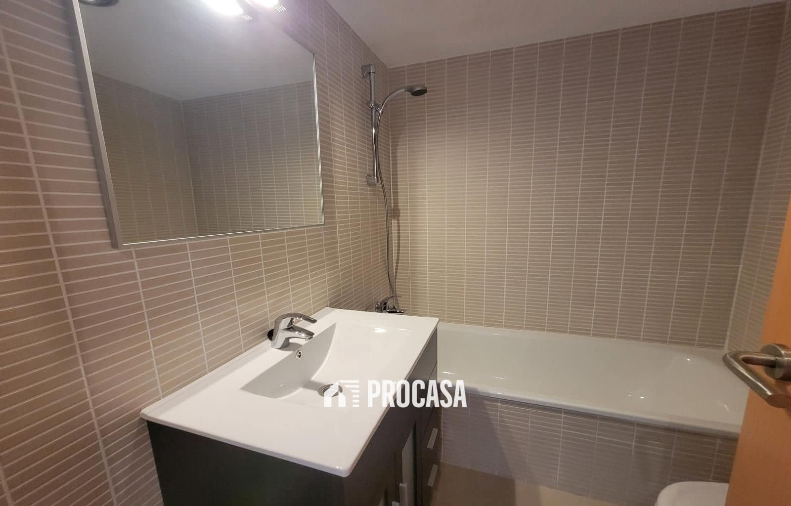 Piso de 3 habitaciones en Roses en venta con piscina garaje - 348.000 € (Ref: 9466106)