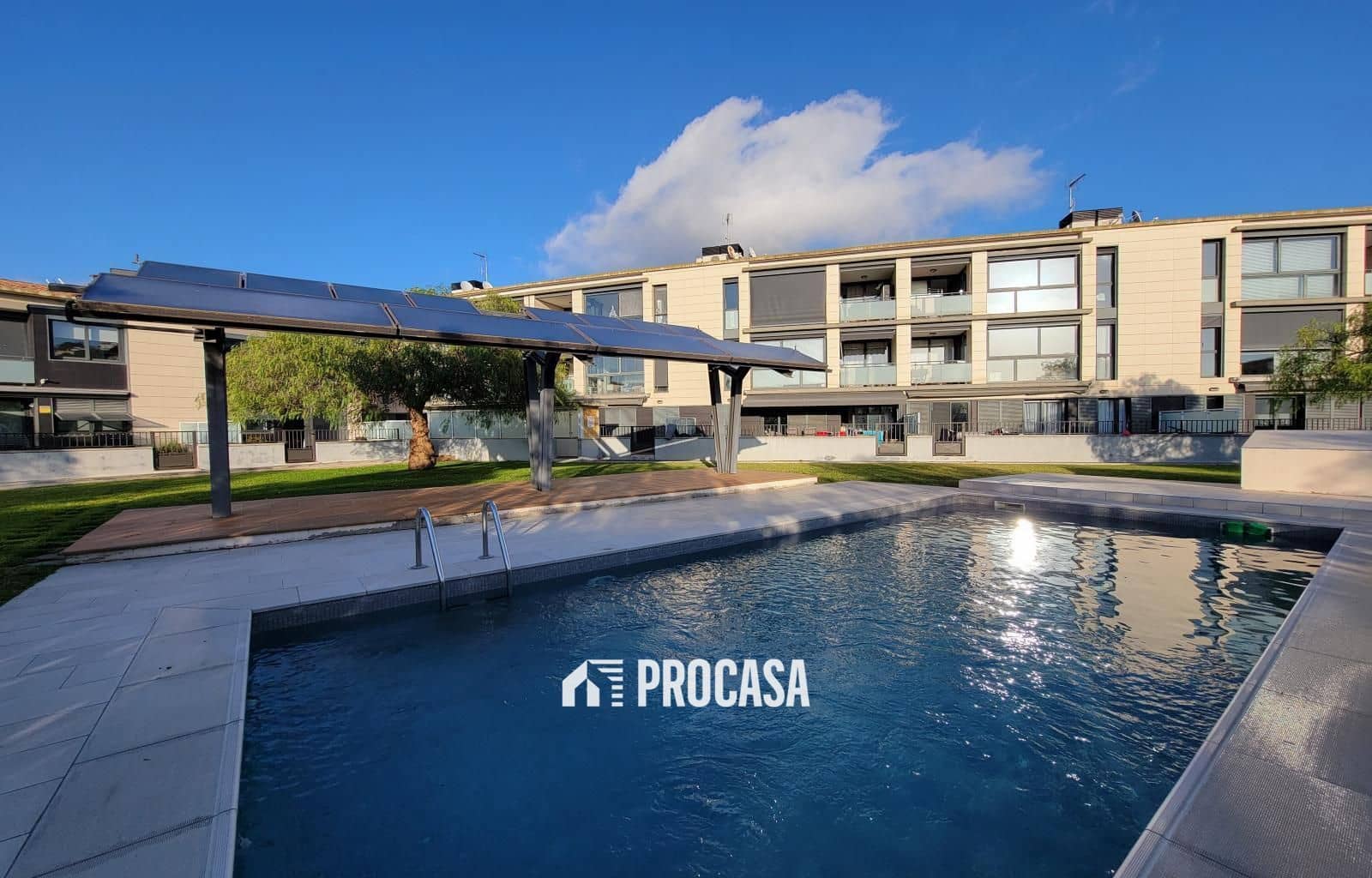 Piso de 3 habitaciones en Roses en venta con piscina garaje - 348.000 € (Ref: 9466106)