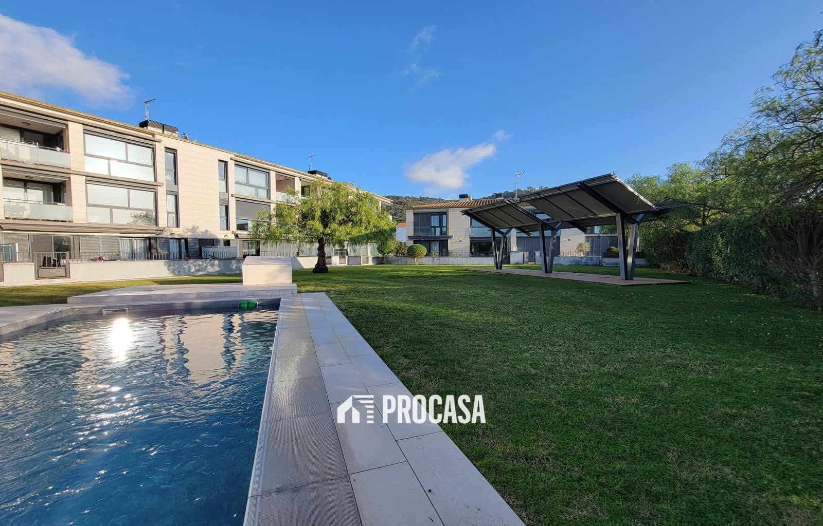 Piso de 3 habitaciones en Roses en venta con piscina garaje - 348.000 € (Ref: 9466106)