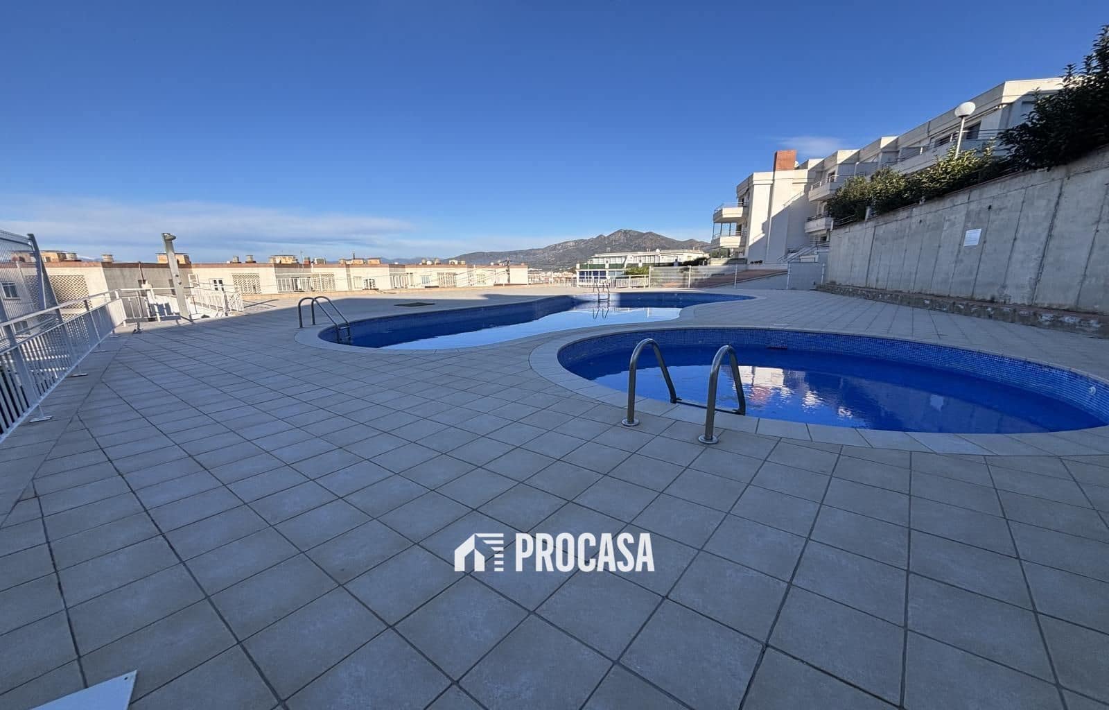 1 bedroom Flat for sale in Roses with pool garage - € 225,000 (Ref: 9491625)