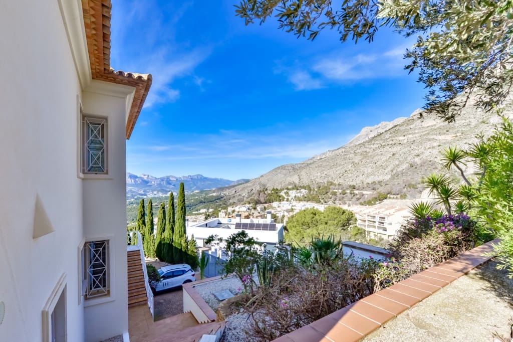 8 bedroom Villa for sale in Altea with pool garage - € 2,650,000 (Ref: 9306544)