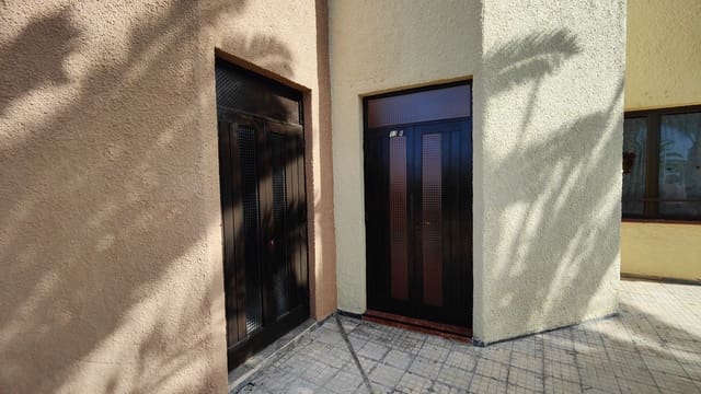 Kaupallinen myytävänä paikassa Los Silos - 80 000 € (Ref: 7433030)