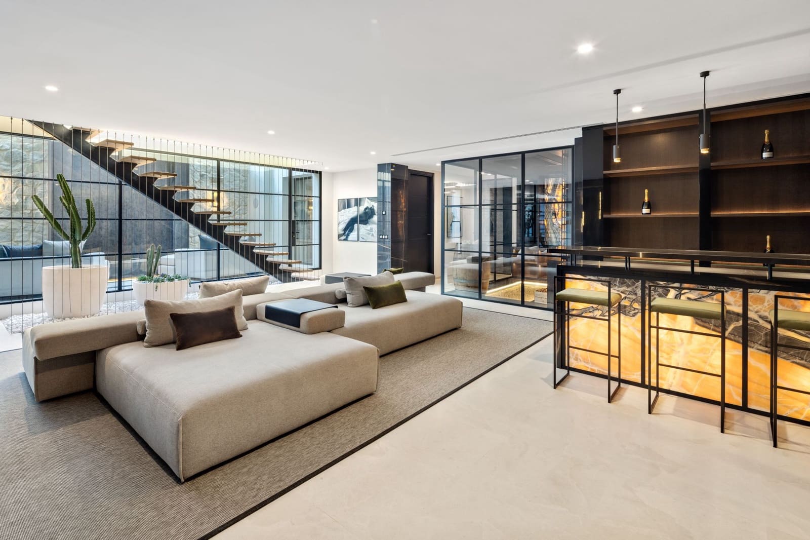 6 slaapkamer Villa te koop in Nueva Andalucia met zwembad garage - € 6.750.000 (Ref: 8464275)