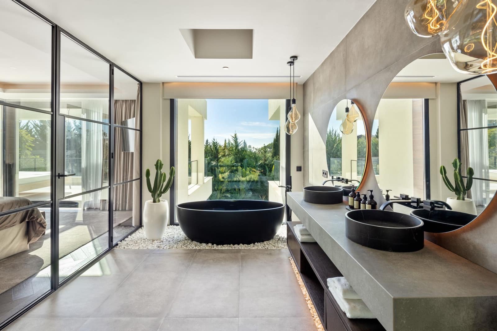 6 slaapkamer Villa te koop in Nueva Andalucia met zwembad garage - € 6.750.000 (Ref: 8464275)