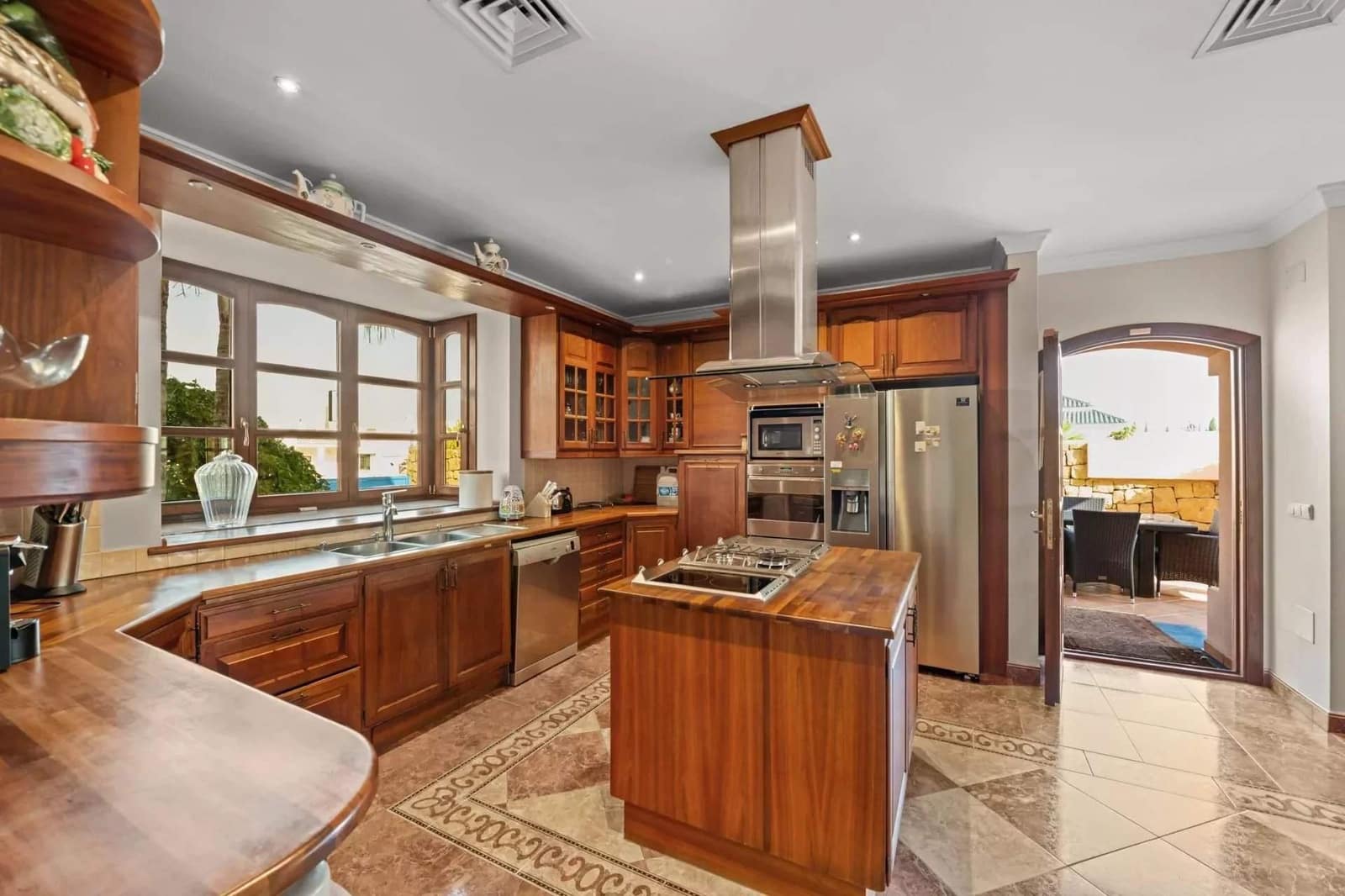 6 Zimmer Villa zu verkaufen in Marbella mit Pool Garage - 7.495.000 € (Ref: 8464297)