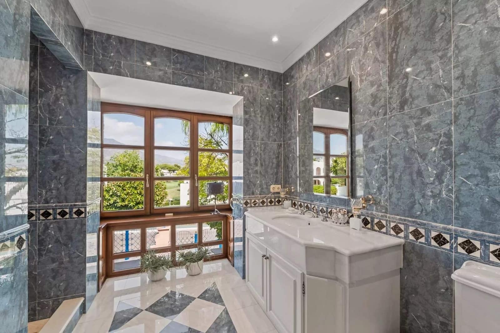 6 Zimmer Villa zu verkaufen in Marbella mit Pool Garage - 7.495.000 € (Ref: 8464297)