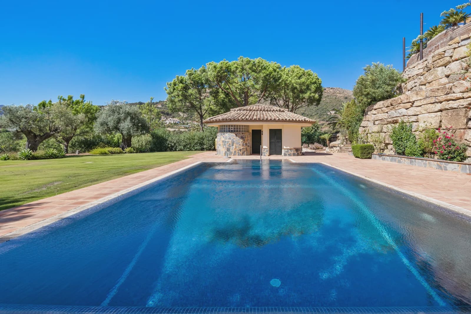 4 bedroom Villa for sale in Marbella with pool garage - € 3,250,000 (Ref: 8464302)