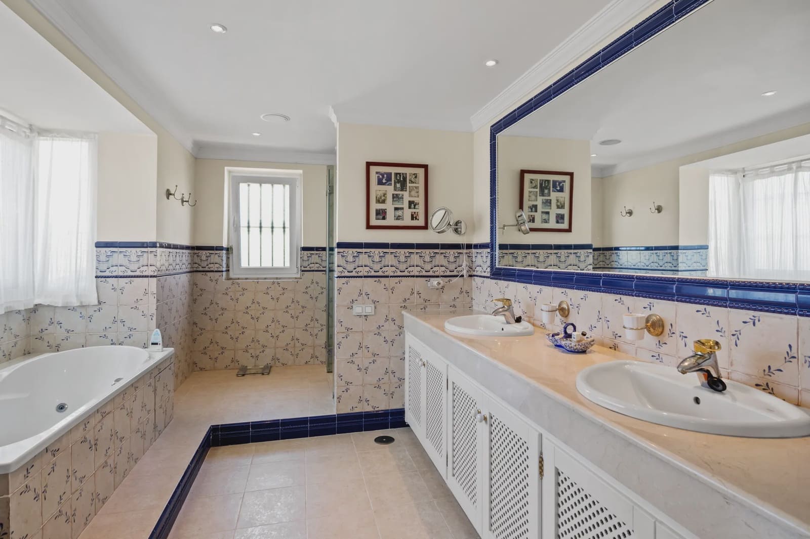 4 bedroom Villa for sale in Marbella with pool garage - € 3,250,000 (Ref: 8464302)