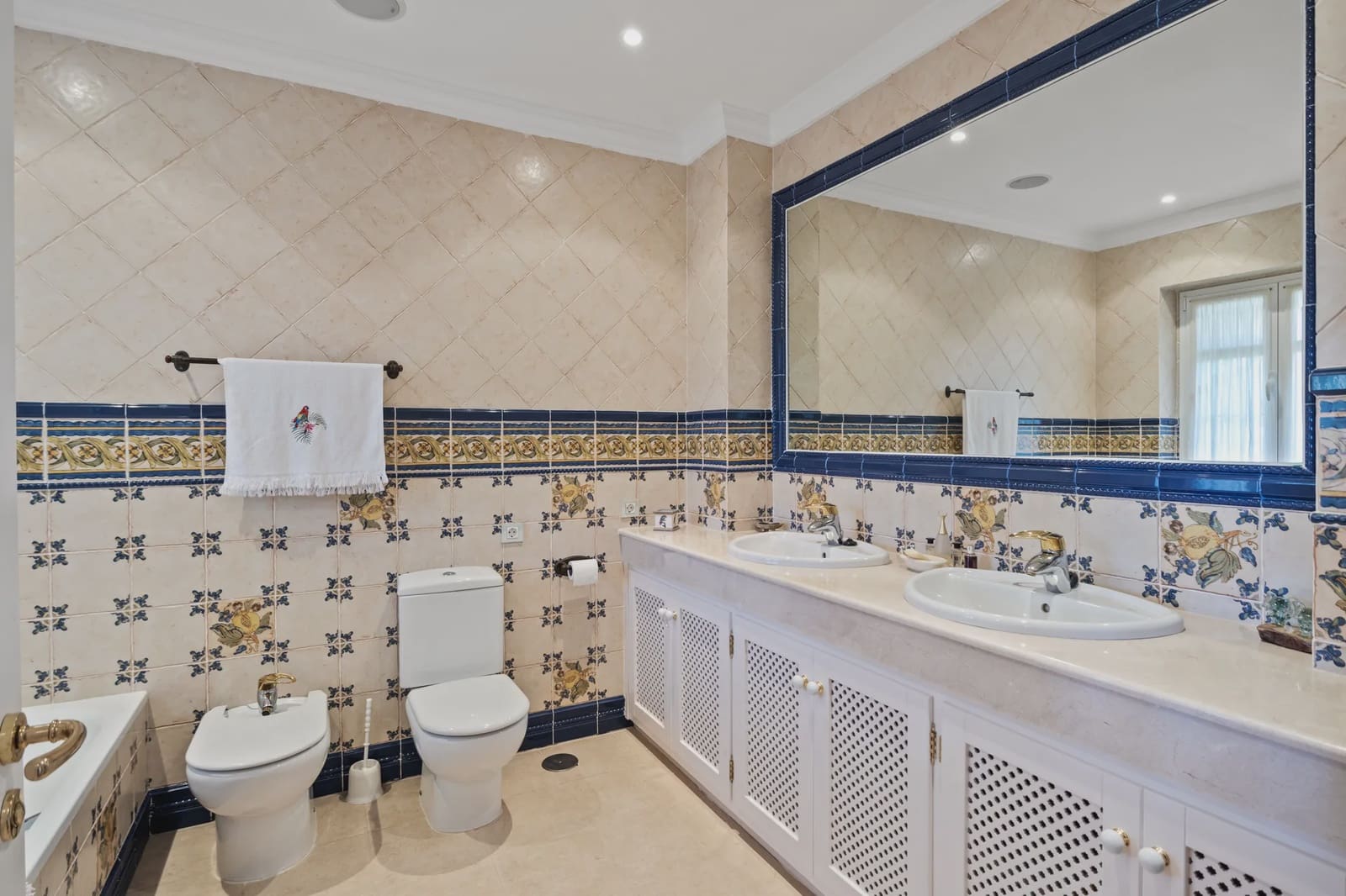 4 bedroom Villa for sale in Marbella with pool garage - € 3,250,000 (Ref: 8464302)