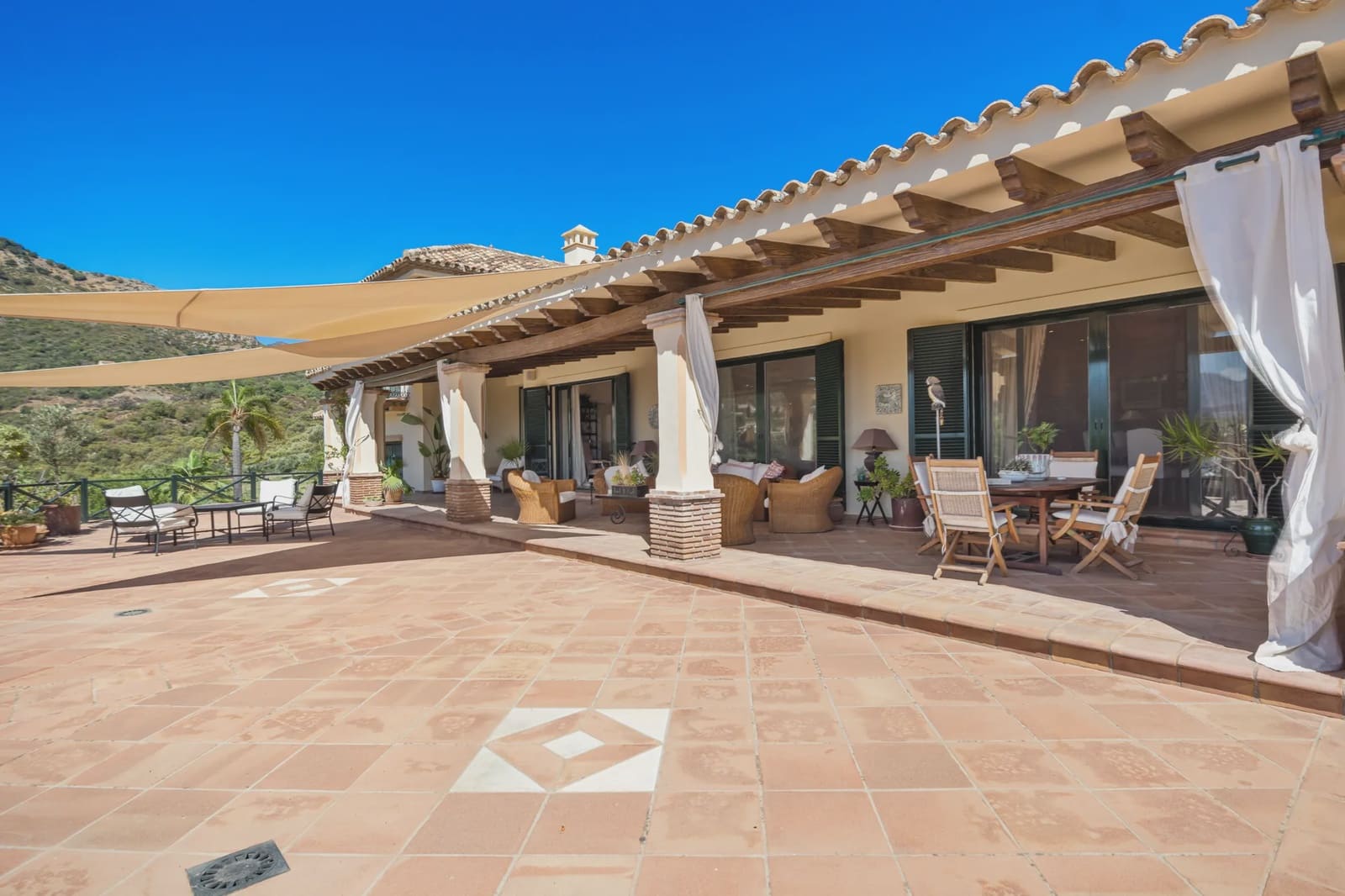 4 bedroom Villa for sale in Marbella with pool garage - € 3,250,000 (Ref: 8464302)