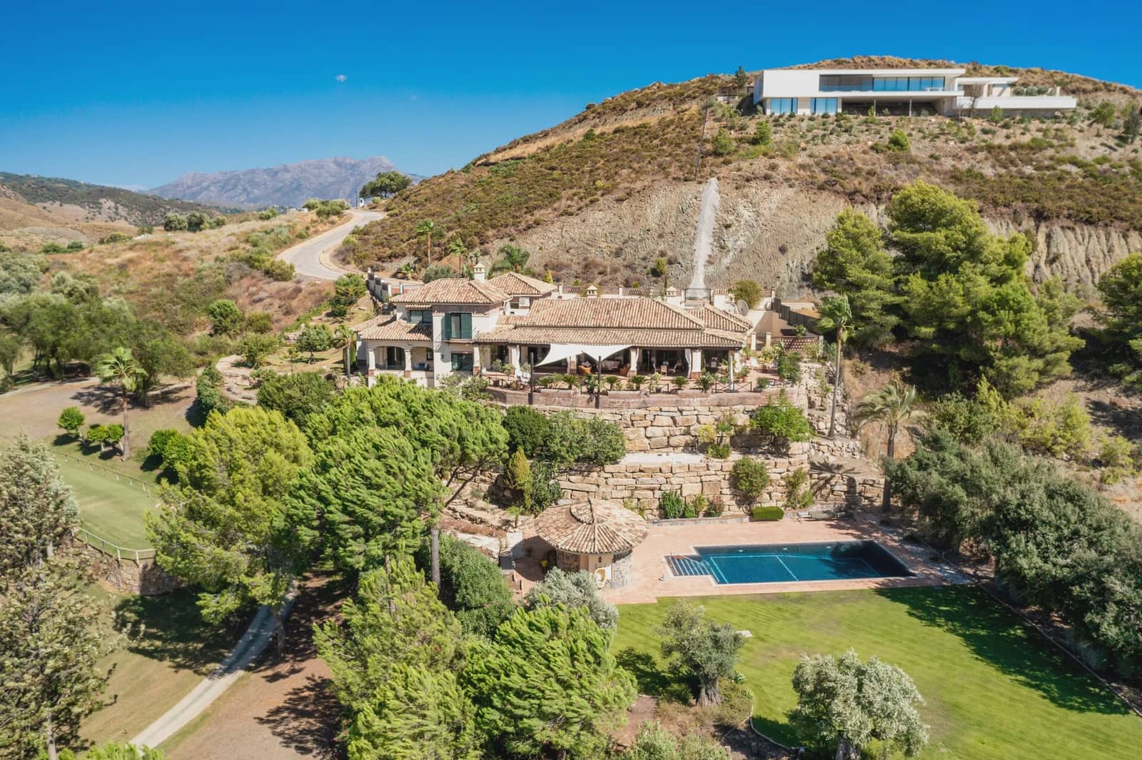 4 bedroom Villa for sale in Marbella with pool garage - € 3,250,000 (Ref: 8464302)