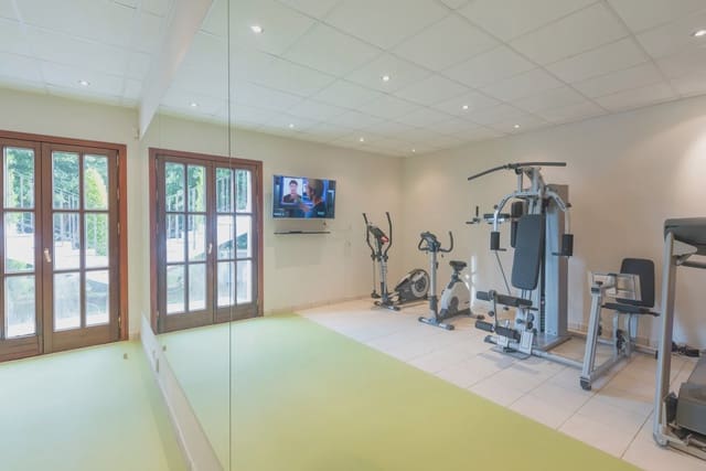 6 bedroom Villa for sale in Marbella with pool garage - € 3,700,000 (Ref: 8464303)