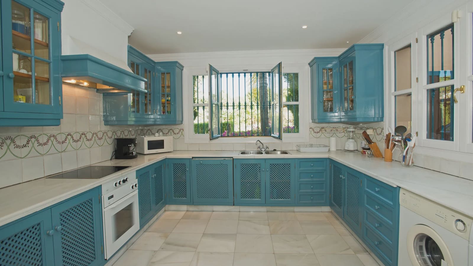 10 soverom Villa til salgs i Marbella med svømmebasseng garasje - € 4 995 000 (Ref: 8464311)