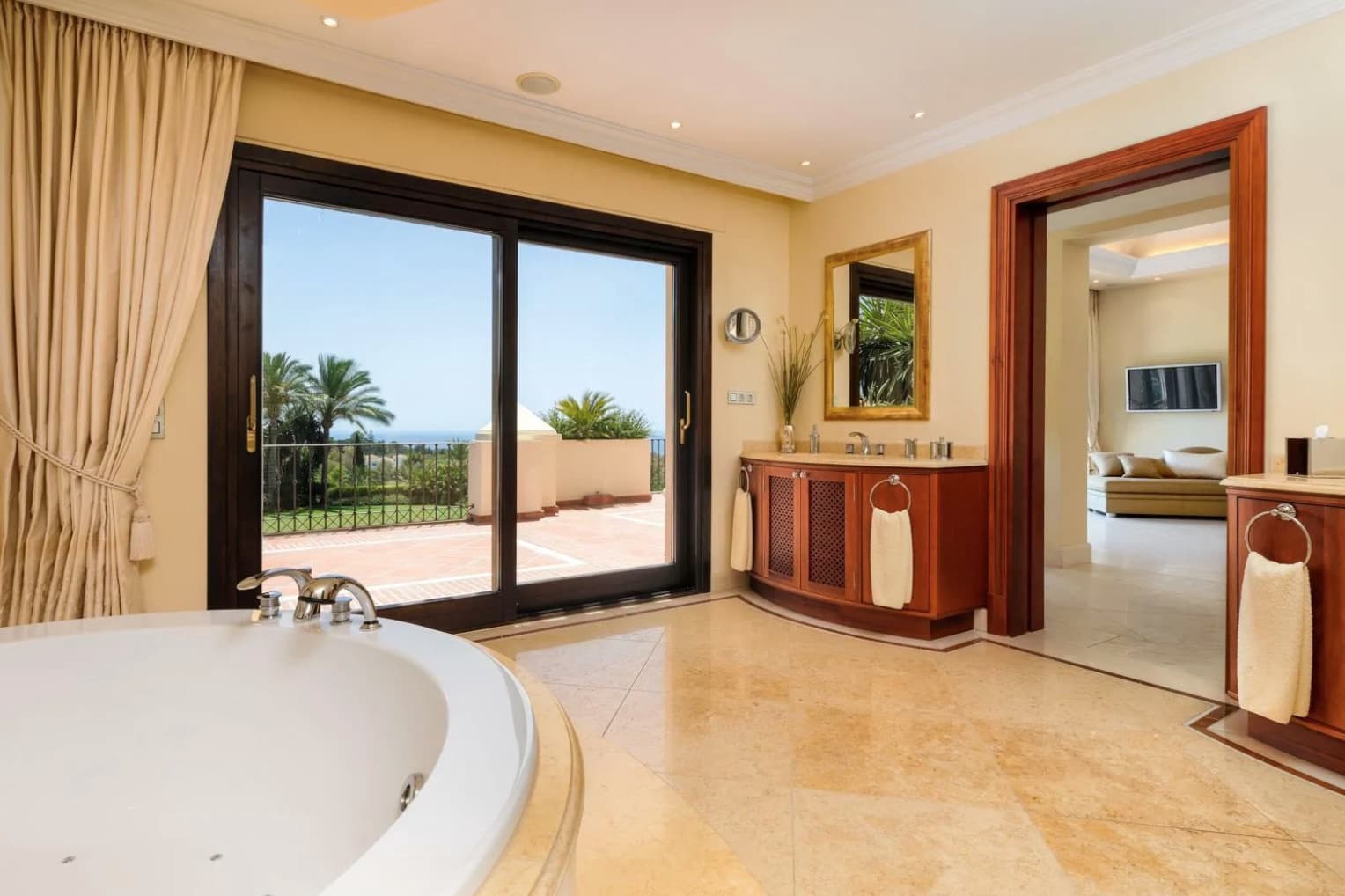 5 slaapkamer Villa te koop in Golden Mile met zwembad garage - € 5.900.000 (Ref: 8464352)