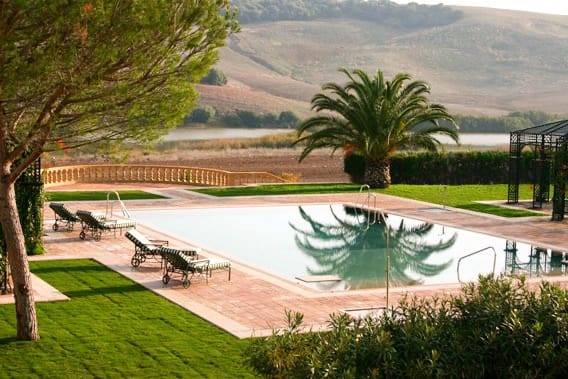 26 soveværelse Finca/Landehus til salg i Sevilla by med swimmingpool garage - € 18.000.000 (Ref: 8464356)