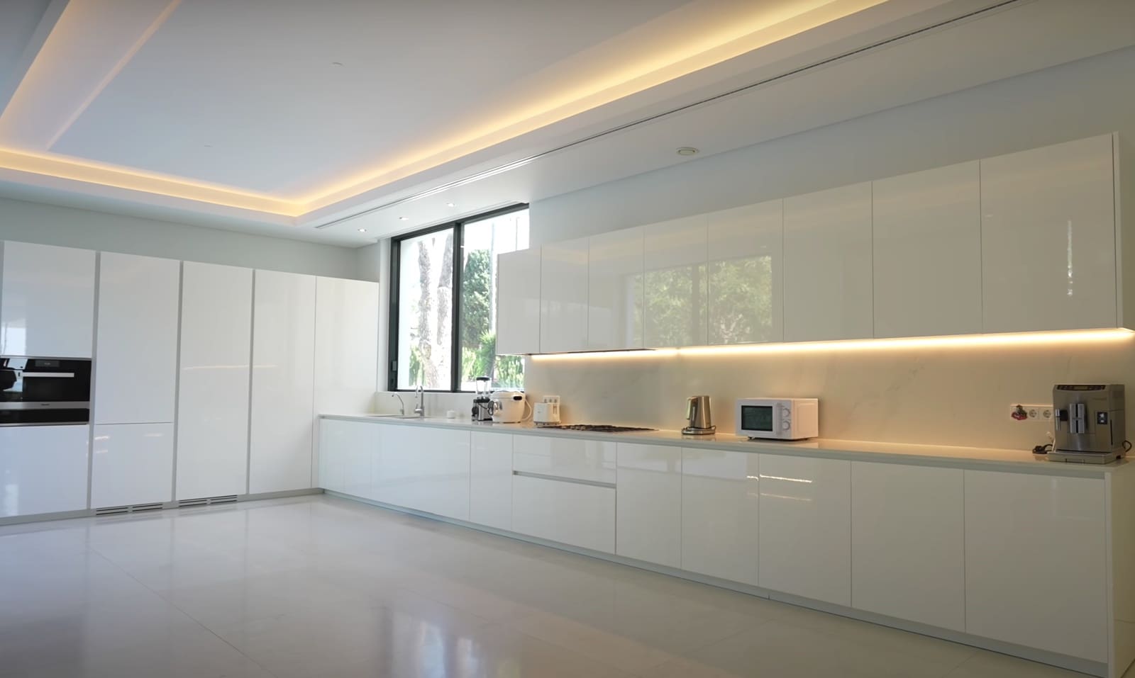 9 bedroom Villa for sale in Marbella with pool garage - € 12,000,000 (Ref: 8464364)