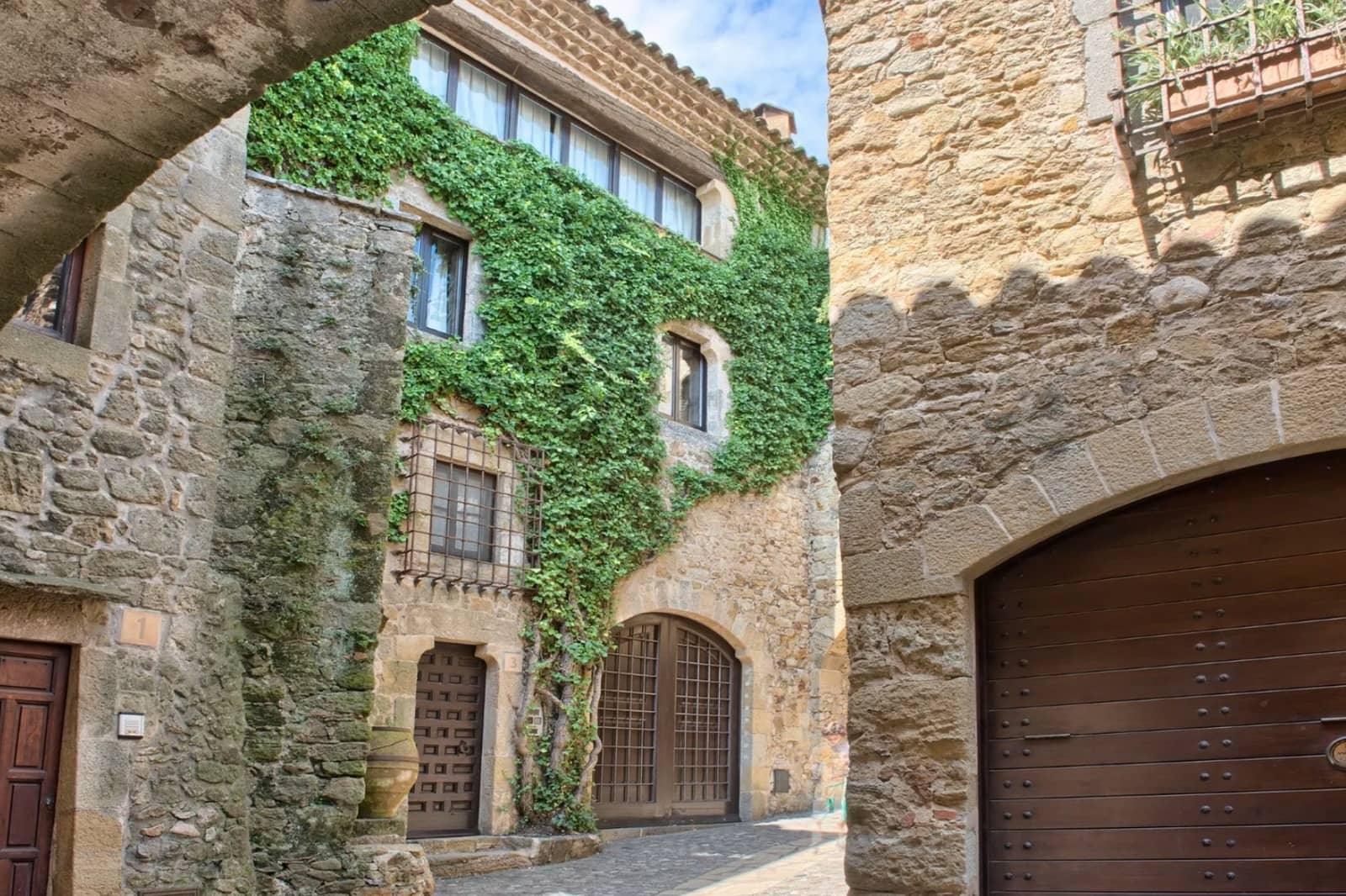 6 soveværelse Byhus til salg i Pals med swimmingpool garage - € 1.575.000 (Ref: 8464376)