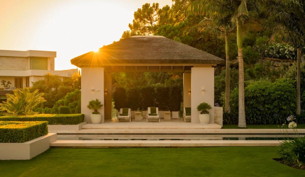 5 bedroom Villa for sale in Marbella with pool garage - € 16,800,000 (Ref: 8464377)