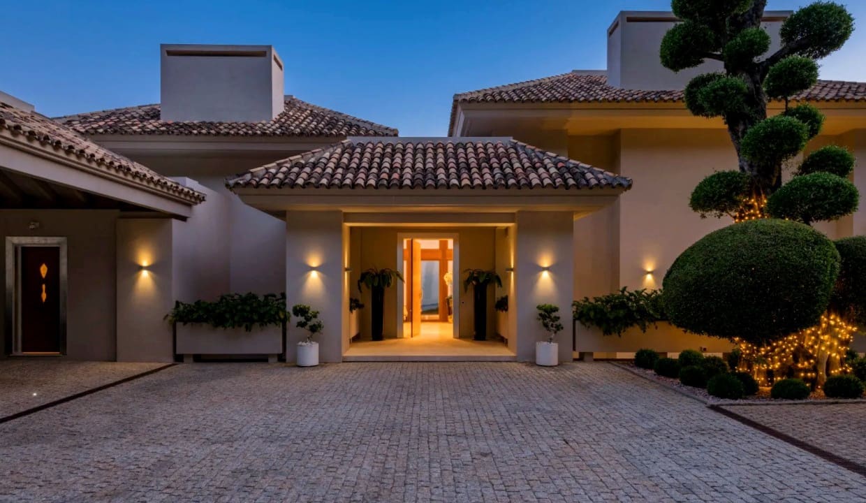 5 bedroom Villa for sale in Marbella with pool garage - € 16,800,000 (Ref: 8464377)