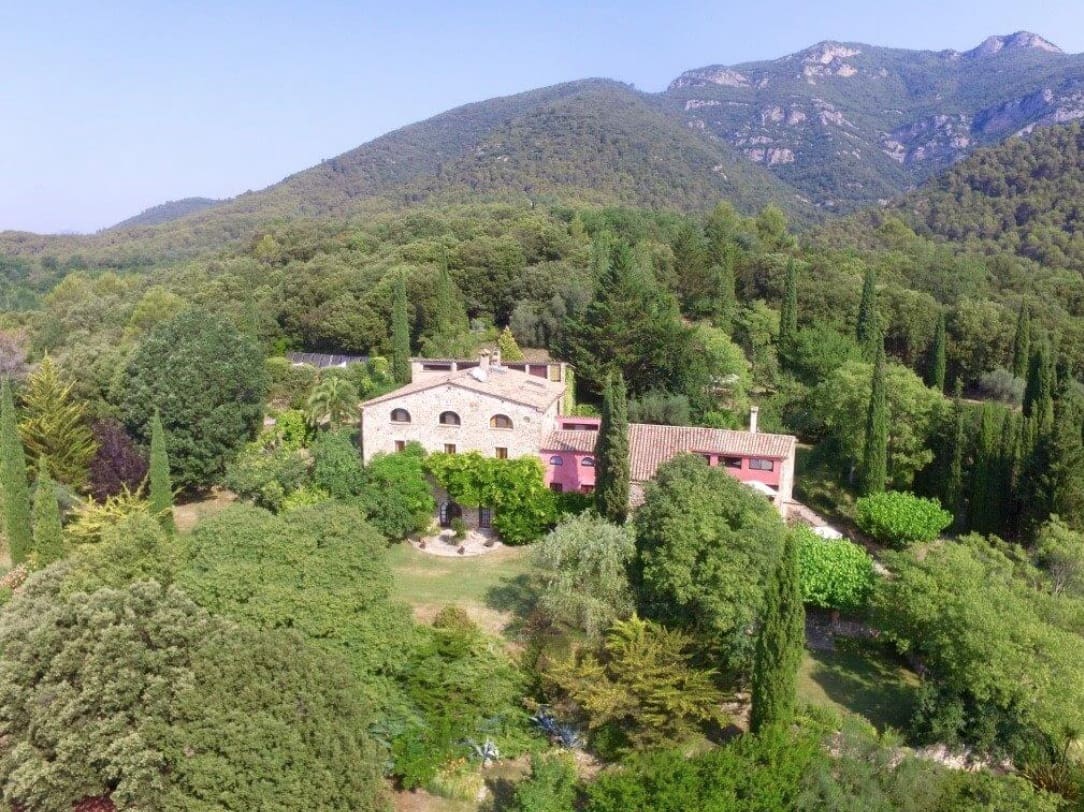 11 soveværelse Finca/Landehus til salg i Besalu med swimmingpool garage - € 2.250.000 (Ref: 8464381)