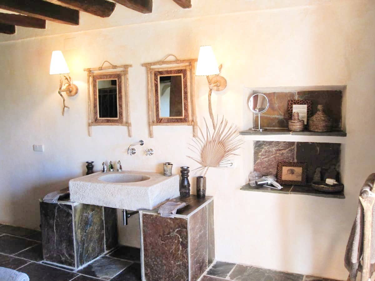 11 soveværelse Finca/Landehus til salg i Besalu med swimmingpool garage - € 2.250.000 (Ref: 8464381)