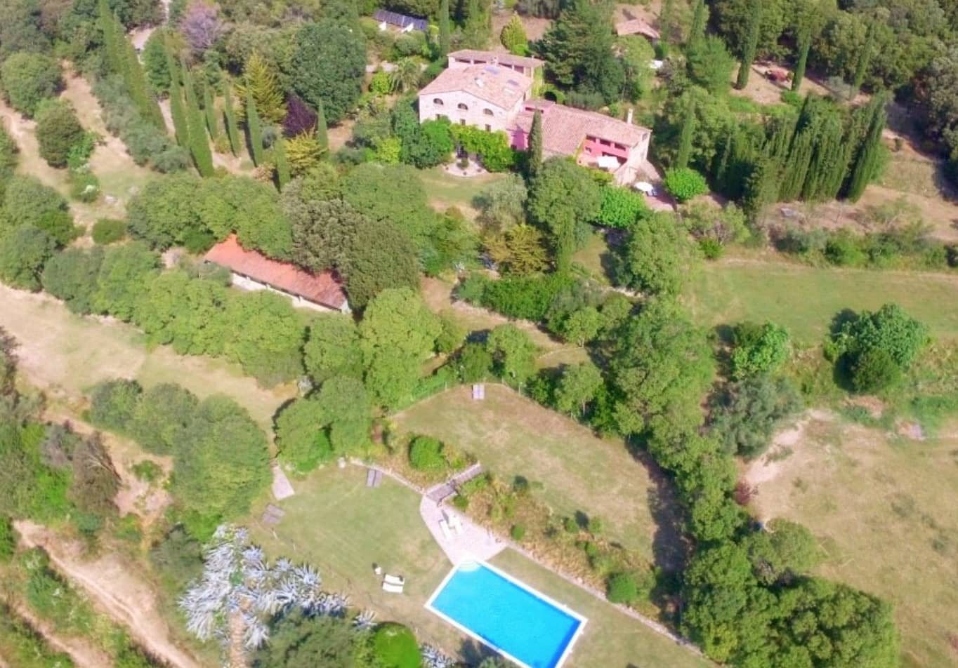 11 soveværelse Finca/Landehus til salg i Besalu med swimmingpool garage - € 2.250.000 (Ref: 8464381)