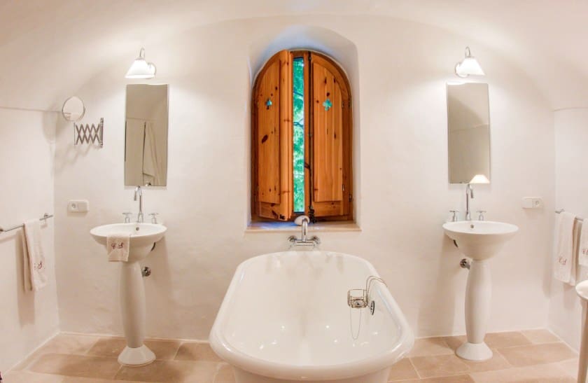 11 soveværelse Finca/Landehus til salg i Besalu med swimmingpool garage - € 2.250.000 (Ref: 8464381)