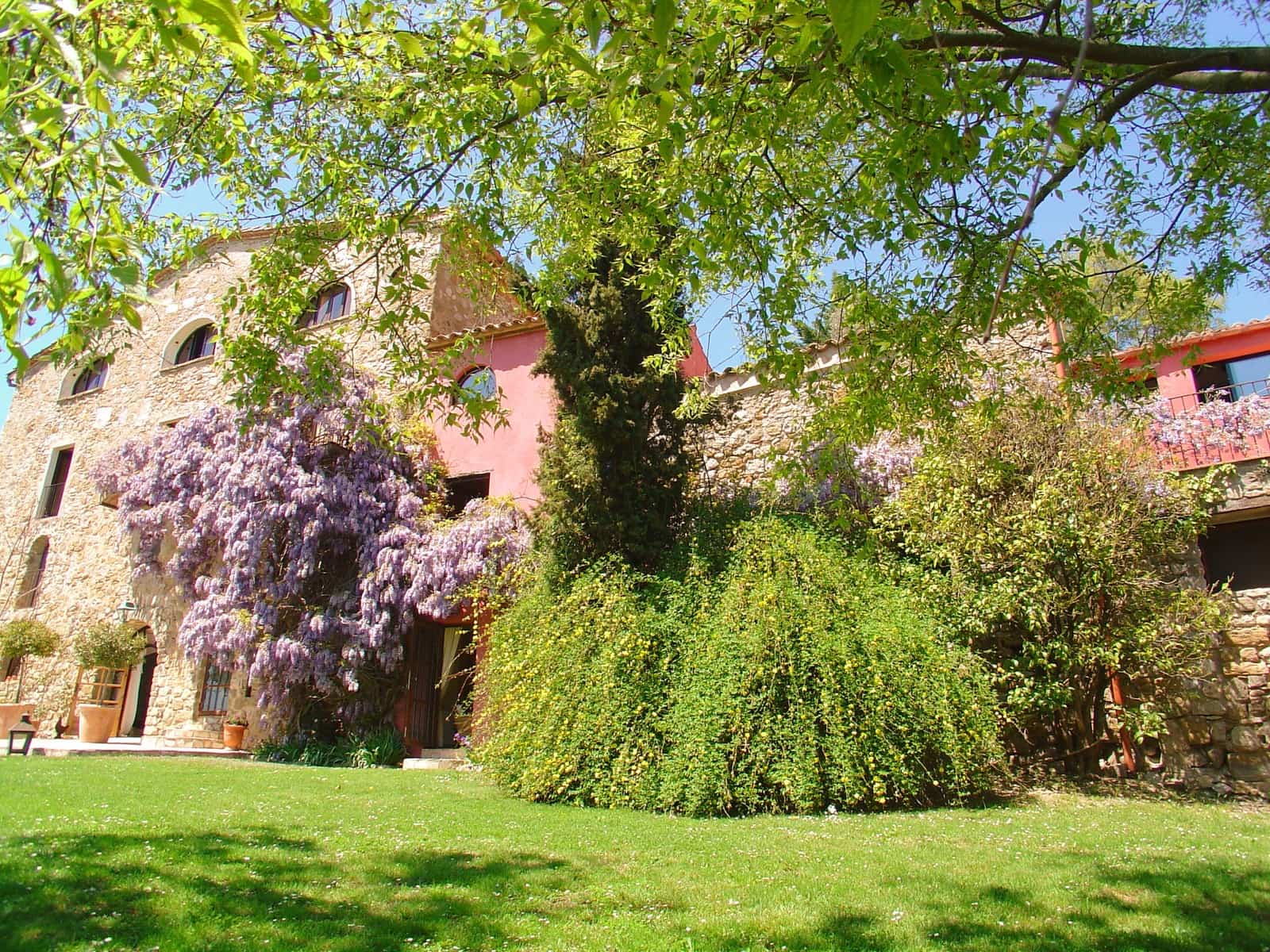 11 soveværelse Finca/Landehus til salg i Besalu med swimmingpool garage - € 2.250.000 (Ref: 8464381)