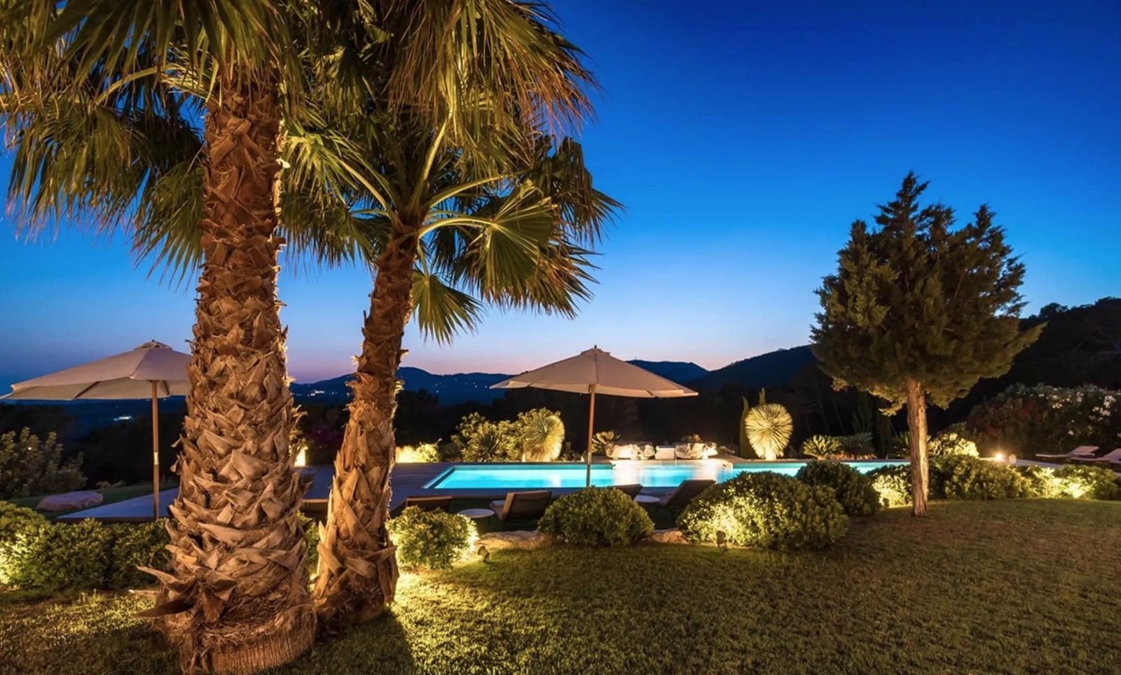 6 soverom Villa til salgs i Sant Antoni de Portmany med svømmebasseng garasje - € 11 000 000 (Ref: 8464385)