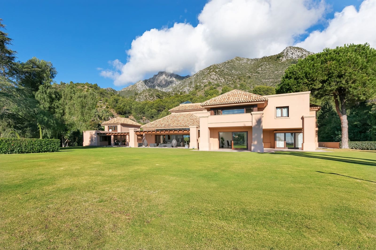 5 makuuhuone Huvila myytävänä paikassa Marbella mukana uima-altaan 
autotalli - 14 500 000 € (Ref: 8464387)