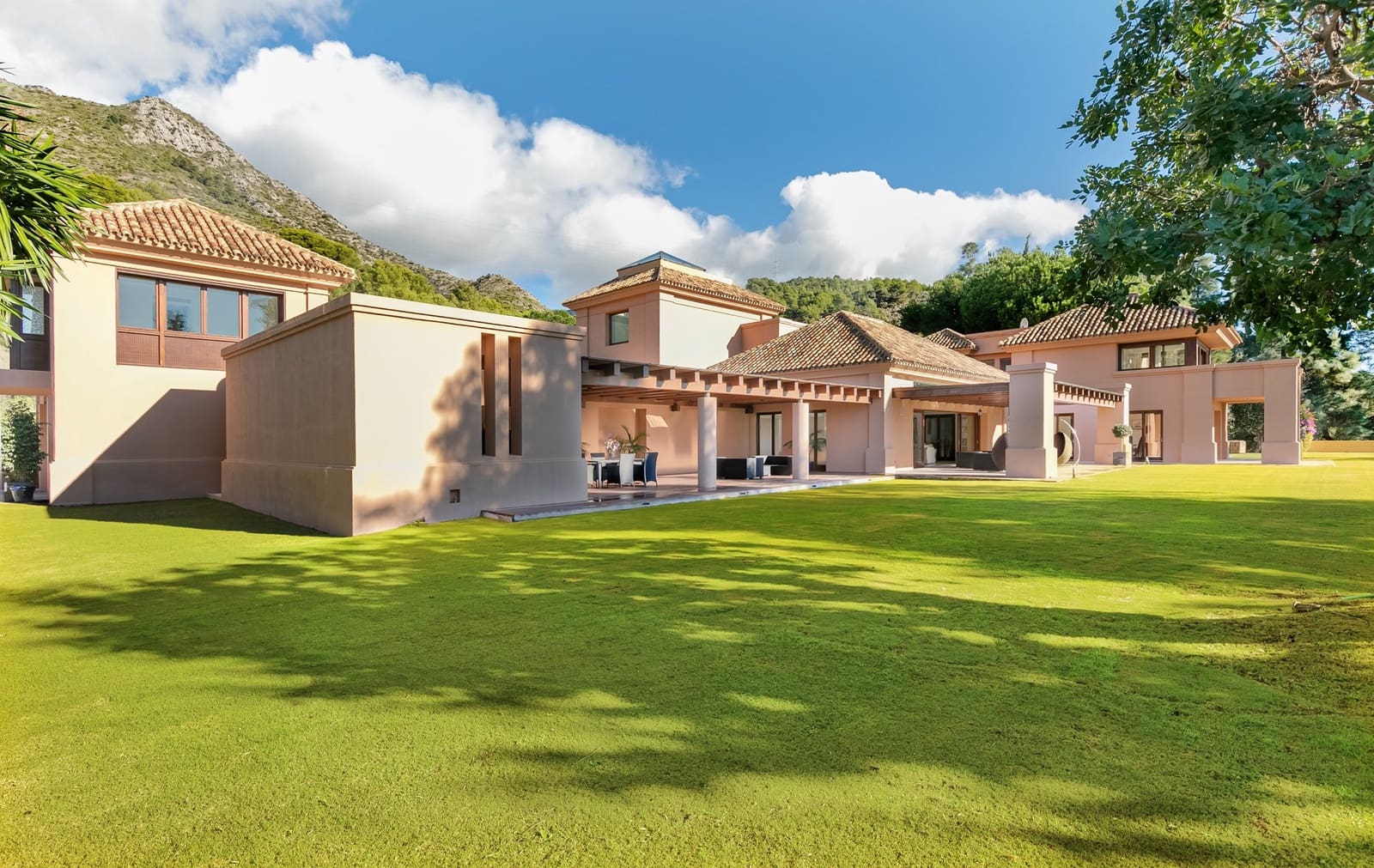 5 makuuhuone Huvila myytävänä paikassa Marbella mukana uima-altaan 
autotalli - 14 500 000 € (Ref: 8464387)