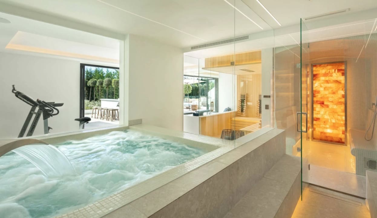 5 soverom Villa til salgs i Marbella med svømmebasseng garasje - € 8 900 000 (Ref: 8464389)